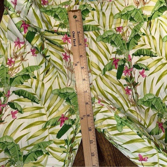 J. McLaughlin Shorts Masie Womens 4 White Floral Palm Trees Hawaiian Bermuda - Picture 8 of 8